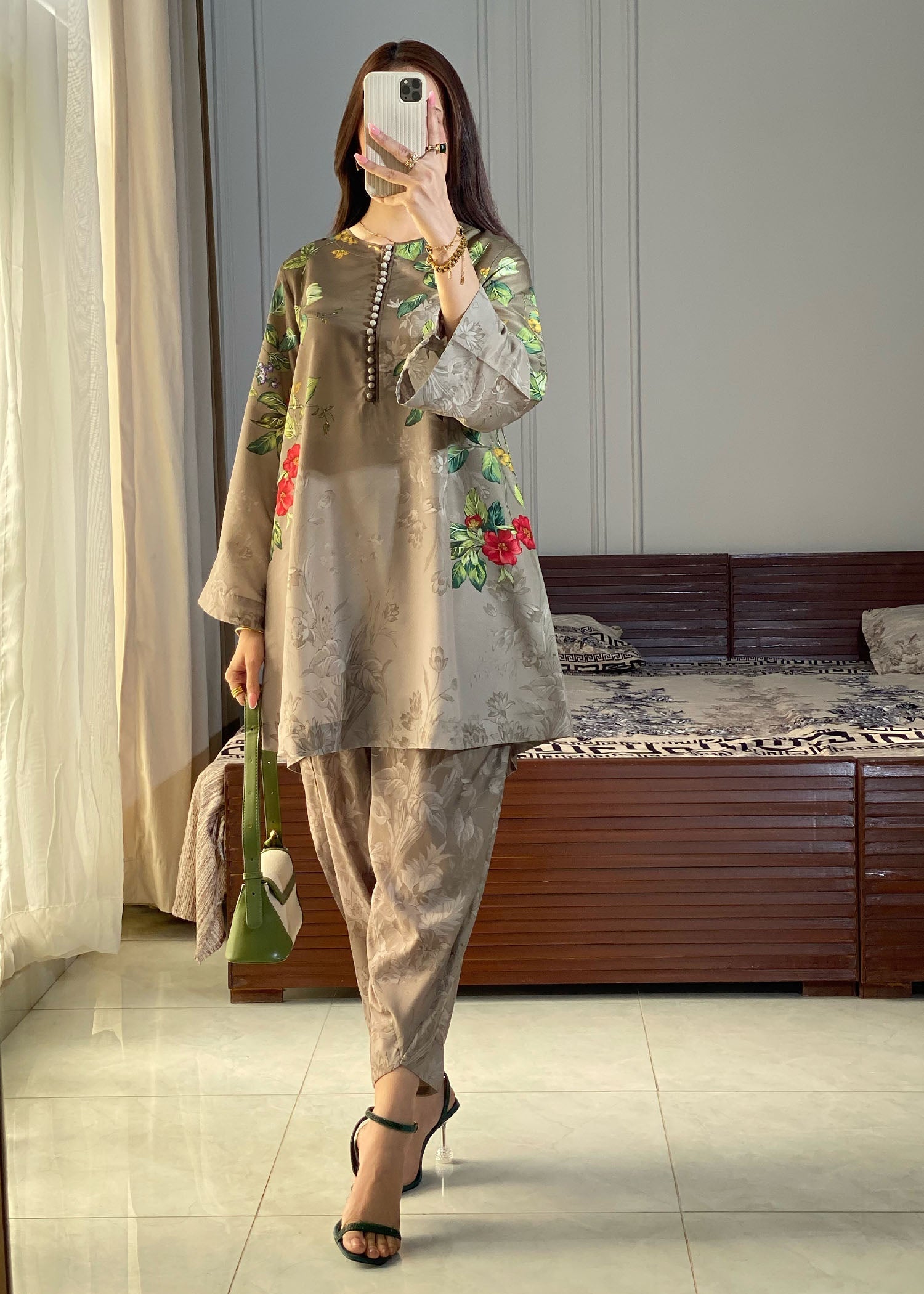 Effortless Elegance: Discover Contemporary Fashion with Vinaaya